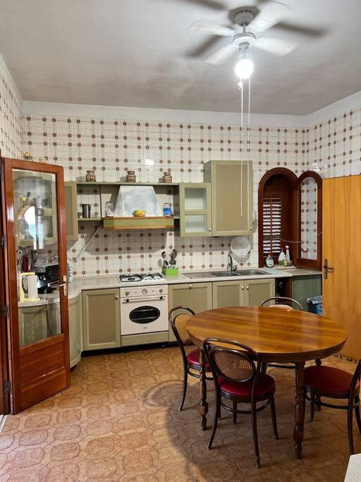 {beach-house } Mare Fuori Villa *