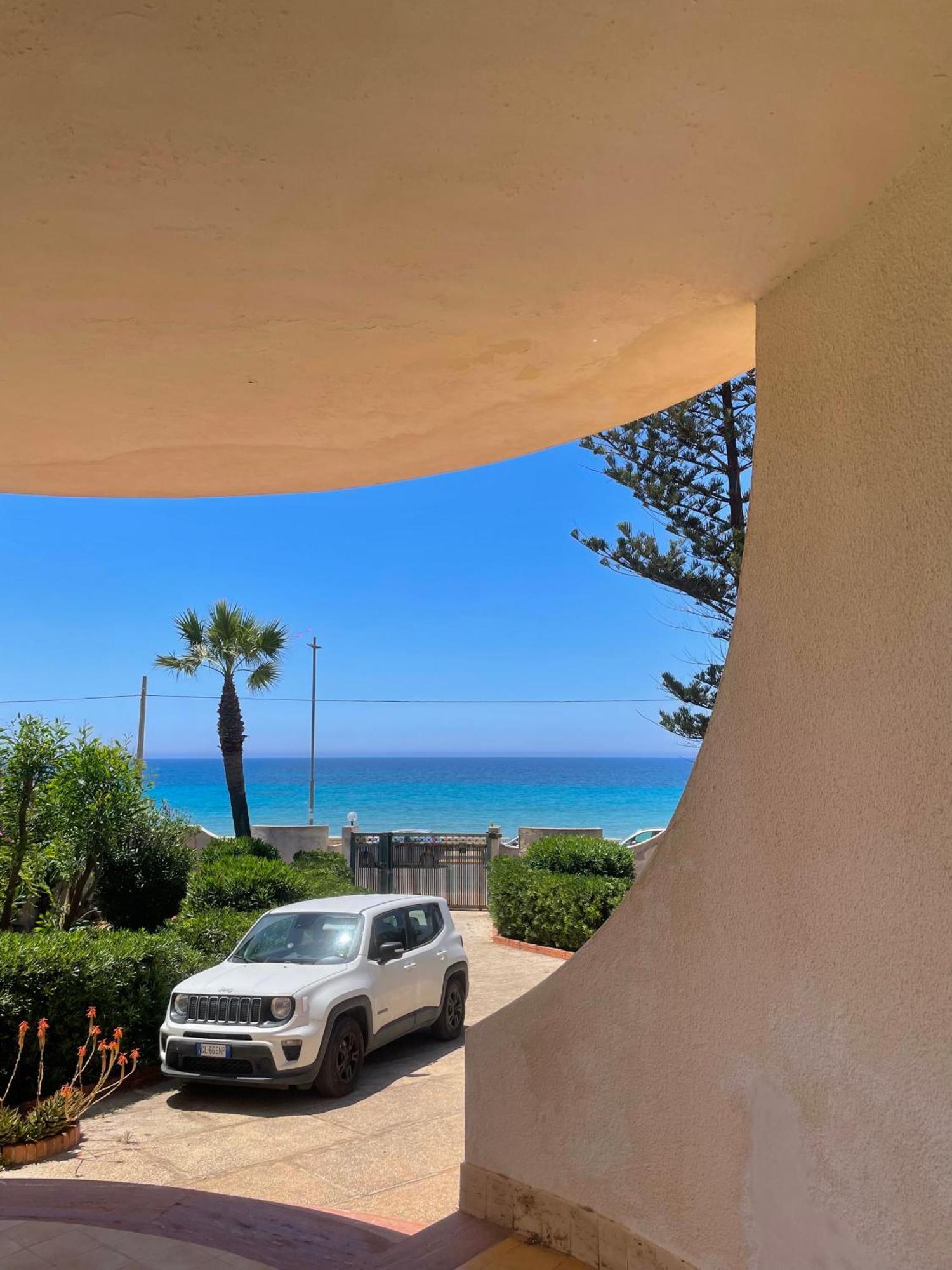 {beach-house } Mare Fuori Villa *